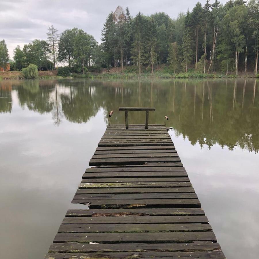 Florennes Gite Neuf 150 M2 Devant Un Grand Lac Prive De 2 Hectares Poissonneux Au Milieu Des Bois Exterior foto
